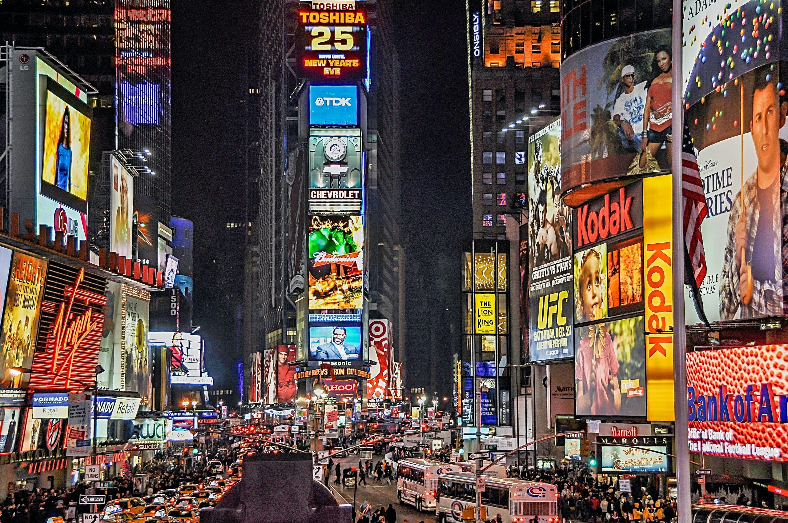 how does digital marketing differ from traditional marketing