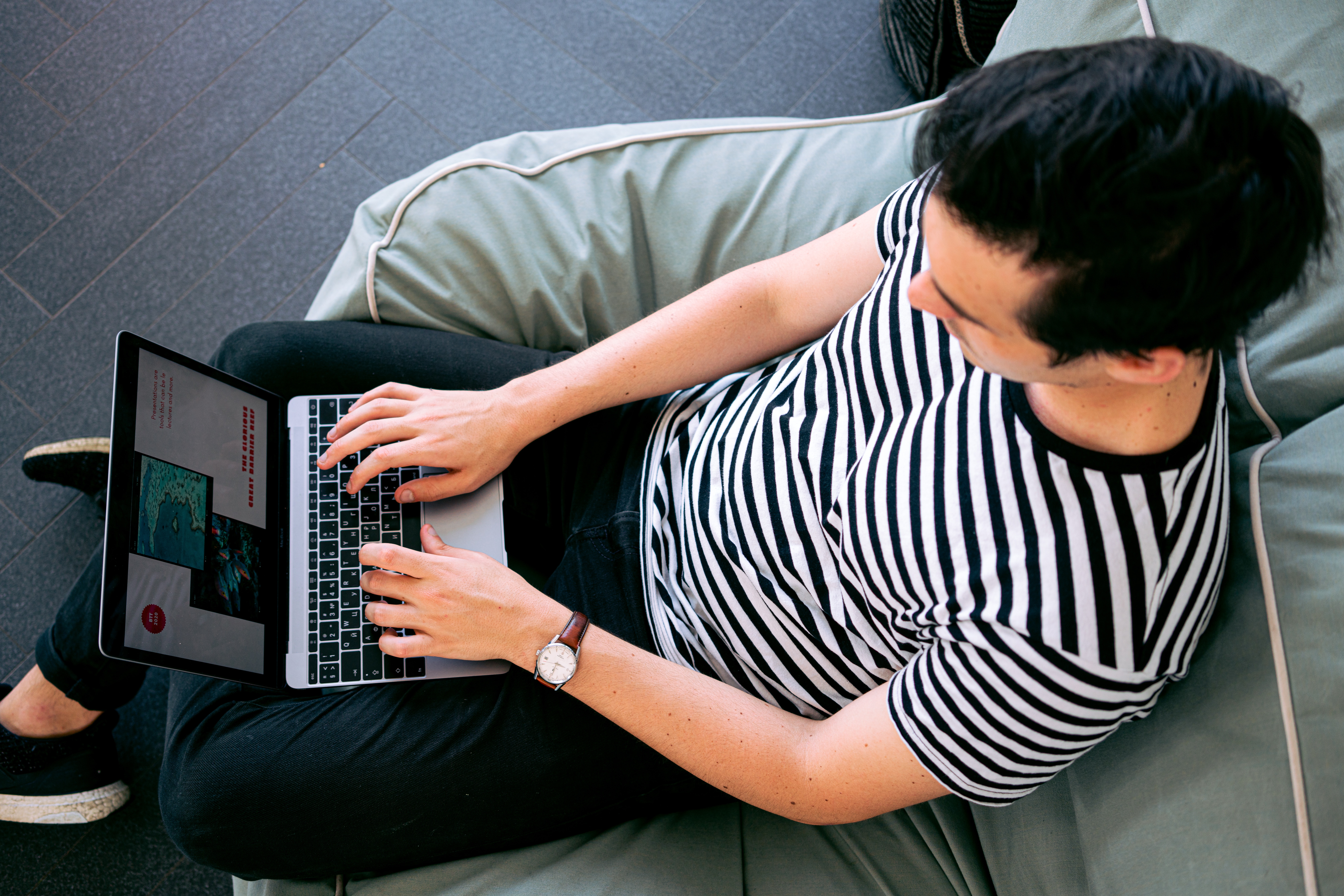 what are the main components of writing a blog